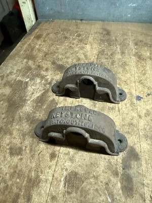 Antiguo juego de pares de ruedas de rodillos de puerta de granero de hierro fundido Keystone mejorado EE. UU. Foto 1 de 4