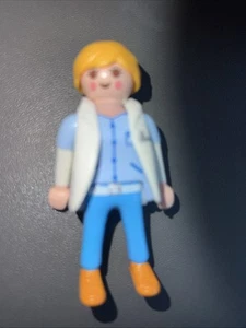 VINTAGE 1992 GEOBRA PLAYMOBIL GIRL FIGURE (MF1019) - Picture 1 of 3