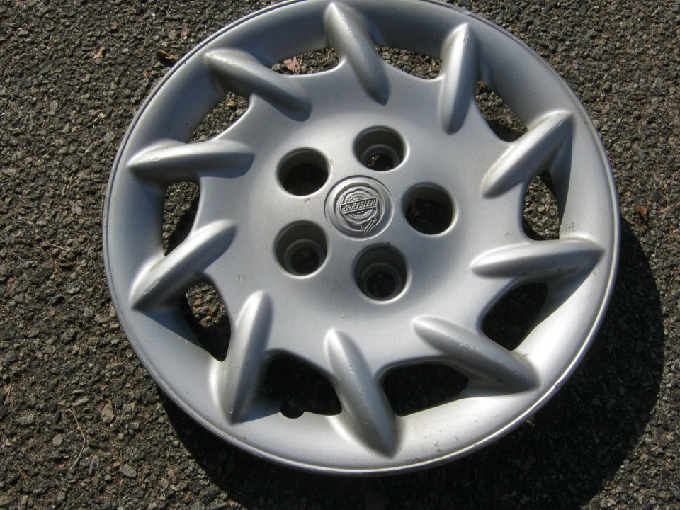 Un Chrysler Voyager 2001 2002 genuino 15 pulgadas perno en tapacubos rayado Foto 1 de 4