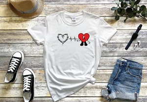 T-Shirt La Bichota Karol G, Bad Bunny Conejo Malo Heartbeat weiß - Bild 1 von 2