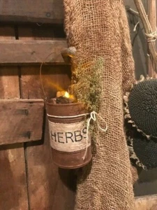 Lanterna di campagna primitiva arrugginita picchetto appendiabiti armadio Tuck ERBE - Foto 1 di 12