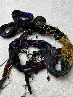 "Bufanda Mary Frances 100 % terciopelo seda con cuentas multicolor adornada 66"" de largo" Foto 1 de 4