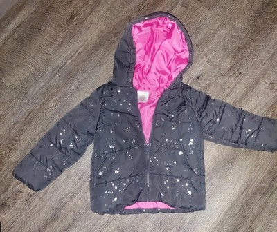 Chaqueta acolchada GYMBOREE para niñas negra con corazón plateado - talla 4 niño pequeño Foto 1 de 3