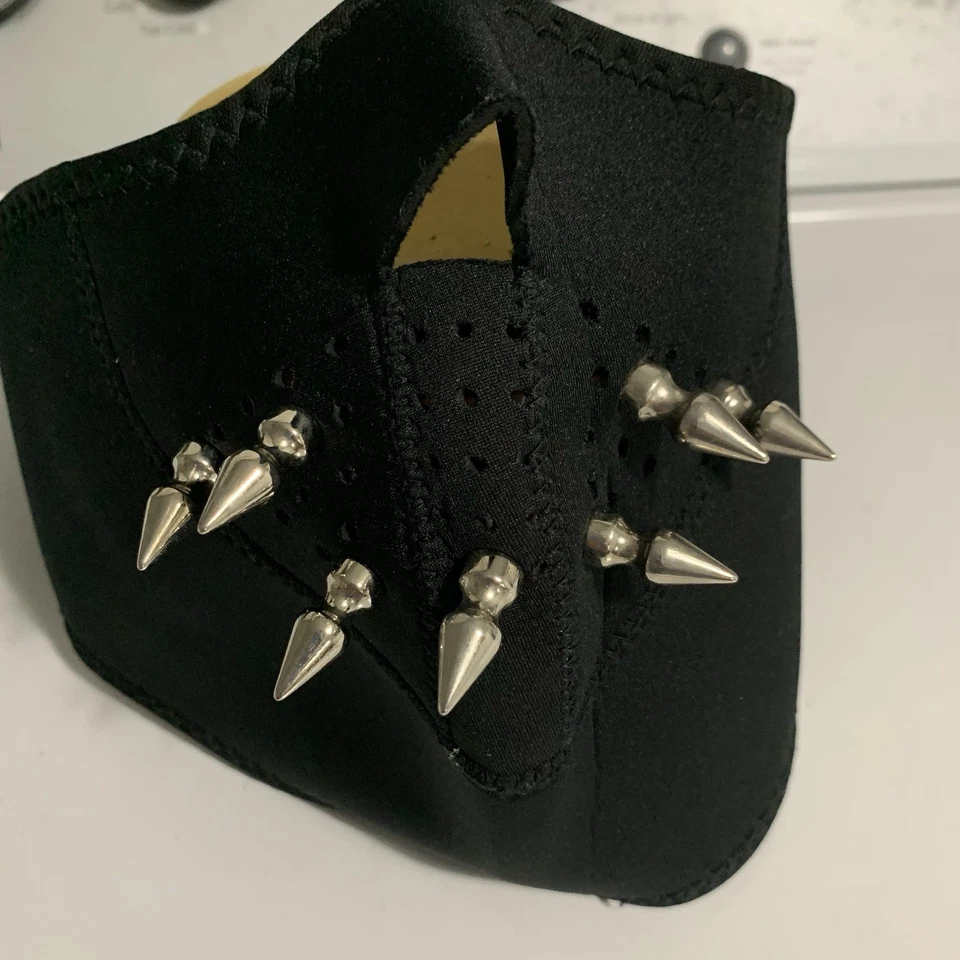 Media máscara facial de neopreno con clavos Zan Headgear negra plateada unisex con tachuelas  Foto 1 de 4