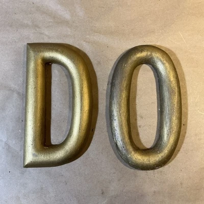 "Dos letras antiguas de madera pintadas en oro de 8"" D y O como están INV-JDJ35" Foto 1 de 4