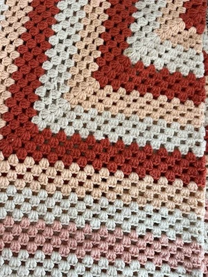 "Manta afgana vintage de ganchillo rosa melocotón rojo ombre hecha a mano 54"" x 59""" Foto 1 de 4