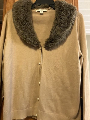 Suéter Merona XXL Beige con Cuello de Piel Marrón Extraíble y Botones Perla Foto 1 de 4