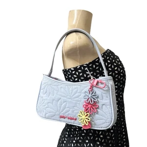 Neu mit Etikett Betsey Johnson Y2K Baguette-Schultertasche blau gesteppt Blumenmuster Taschenanhänger - Bild 1 von 10