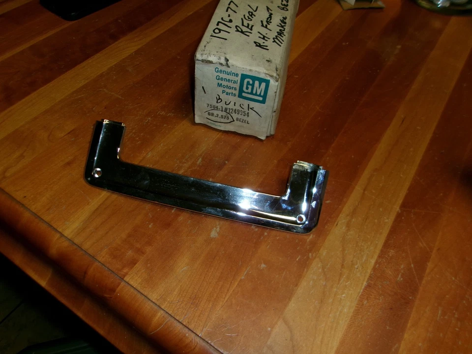 GM 1249954 RH Front Marker Lamp Bezel 1976-77 Buick Regal NOS - Image 1 of 1