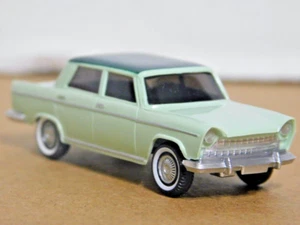 Wiking 009002 1/87 Fiat 1800 verde claro/oscuro nuevo en caja - Imagen 1 de 5