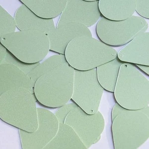 Lentejas de perlas satinadas verde opaco de 1" como nuevas lentejuelas con gota de pera. Hecho en EE. UU. - Imagen 1 de 2