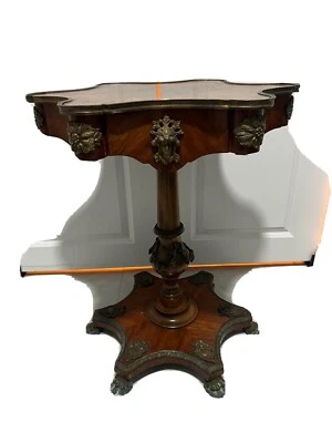 Mesa auxiliar francesa Luis XVI caoba con figuras de bronce estilo galería Foto 1 de 4