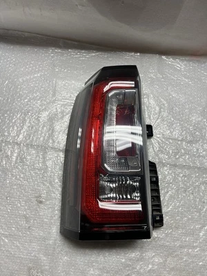 Conjunto de lámpara de luz trasera lateral del conductor GMC Yukon XL 2015-2020 OEM 22783099 Foto 1 de 4