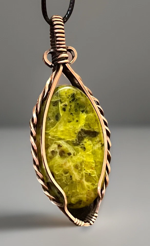 Ópalo Verde Natural ~ Colgante Hecho a Mano Envuelto en Alambre de Cobre 4f Foto 1 de 4