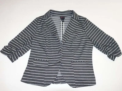 Jaqueta Blazer Torrid Feminina Malha 2 Botões Tamanho 1X Cinza Listras Brancas Mangas 3/4 - Imagem 1 de 4