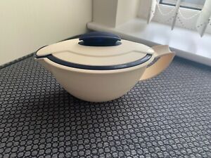 TUPPERWARE INSULATED LIDDED GRAVY BOAT CREAM AND NAVY BLUE