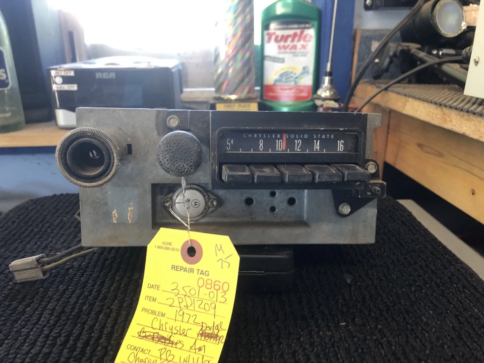 1972 DODGE CHARGER AM PUSH BUTTON RADIO WITH ONE KNOB Foto 1 de 4