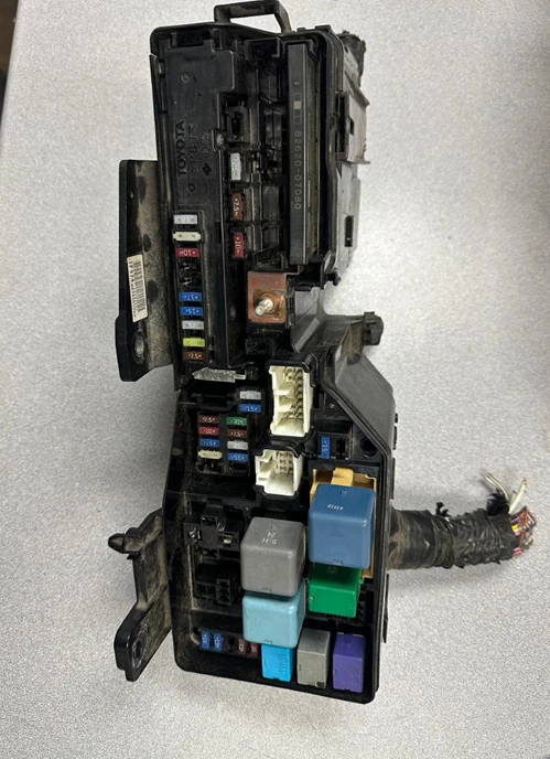 Módulo de relé de caja de fusibles de motor Toyota Avalon 2005-2010 82662-07060 garantía OEM Foto 1 de 1