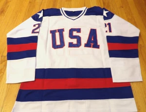 CAMISETA BLANCA NUEVA SIN ETIQUETAS RETRO DE HOCKEY DE EE. UU. 1980 MIRACLE ON ICE MIKE ERUZIONE #21 TALLA XL - Imagen 1 de 6