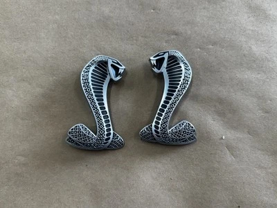 Par de emblemas de guardabarros de serpiente Ford Mustang Shelby GT500 2007-2014 - FABRICANTE DE EQUIPOS ORIGINALES Foto 1 de 4
