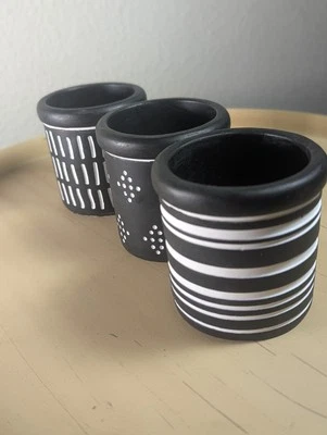 Trío de macetas suculentas de arcilla blanco sobre negro diseño rústico encanto 5 pulgadas de alto Foto 1 de 4