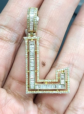 Colgante de oro amarillo de 10 k con dije inicial de alfabeto de diamantes de 0,90 quilates, 4,55 GM Foto 1 de 4