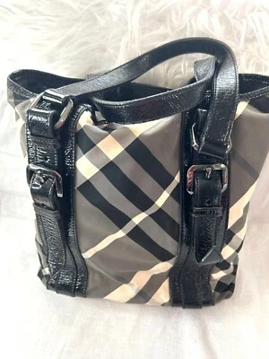 Bolso de Mano Burberry Lowry Neat Nova Check Nylon y Charol, Correas Negras y B Foto 1 de 4