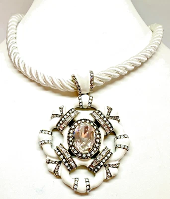 GARGANTILLA HEIDI DAUS NEWPORT CHIC CUERDA SATINADA CRISTAL Y ESMALTE BLANCO GLAMOUR COLGANTE Foto 1 de 4