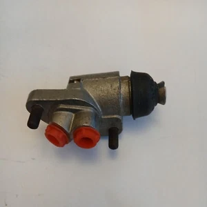 Riley 1.5 new old stock Girling right hand front brake cylinder 1957-65 - Picture 1 of 2