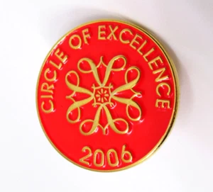 Pin Círculo de Excelencia 2006 Premio Tono Dorado Insignia de Reconocimiento de Empleados - Imagen 1 de 6