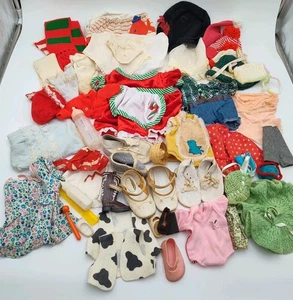 Vintage Puppenkleidung & Schuhe Paket zufällige Größen Stile Vogue 50er Snoopy & mehr - Bild 1 von 22