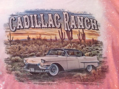 Camiseta para mujer Gildan rosa gráfica Cadillac Ranch estampado de salpicaduras de lejía talla L Foto 1 de 4