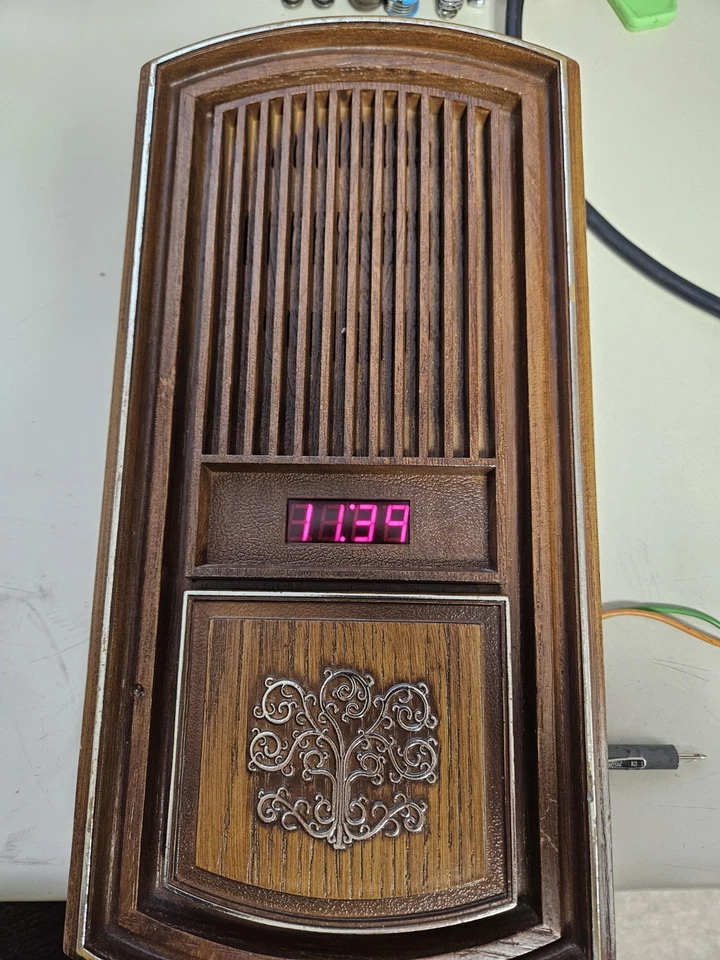 Nutone LBC-55 🎵 Timbre y reloj tiene algunos arañazos cosméticos ver fotos. Foto 1 de 4