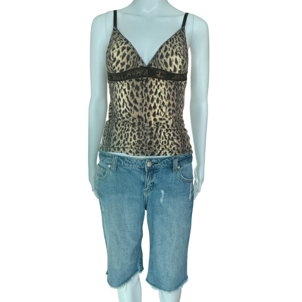 Pantalones cortos vaqueros vintage younique talla M con un look ligeramente desgastado. Foto 1 de 4