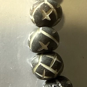 50 PCS ANTIQUE WHITE BLACK X ROUND BUFFALO BONE BEADS 10MM - Picture 1 of 16