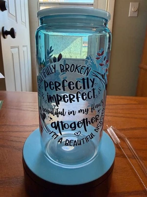 Vaso de vidrio artesanal en forma de lata de 16 oz con pegatina UV DTF Foto 1 de 4