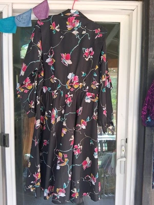 Camisa de vestir vintage negra con patrón floral rosa de los años 80 informal de negocios con botones Foto 1 de 4