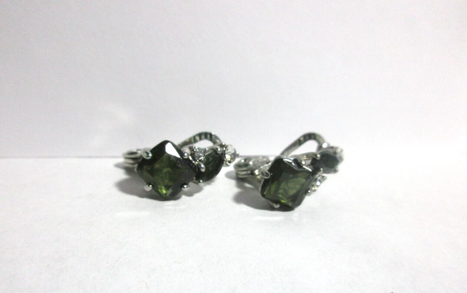 Brincos vintage Monet prata tom verde e vidro transparente com clipe década de 1970 - Imagem 1 de 4