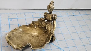 Jabón baratija vestido fluido mujer latón victoriano Art Nouveau  - Imagen 1 de 5