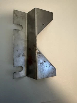 Soporte de montaje de faros delanteros Ford Mustang Shelby 1968 para conductores S8MS8B322A LH Foto 1 de 3