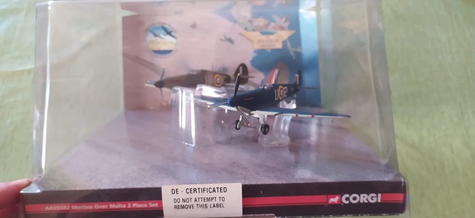 Corgi Aviation  AA99182 1/72 Merlins over Malta Hurricane HA-C & Spitfire  - Immagine 1 di 3