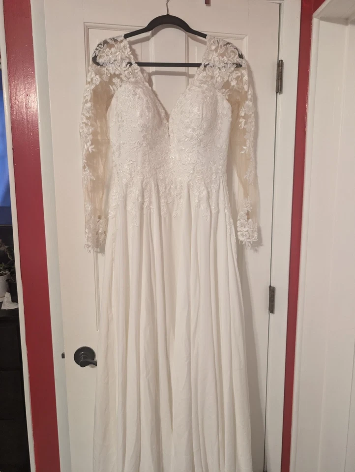 Stella York, lace long sleeved, a-line wedding dress  Size 16 - Image 1 of 4
