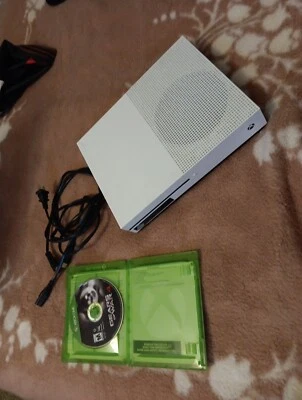 Xbox One S Sin Actualizar Con Un Juego Con Un Control Foto 1 de 4