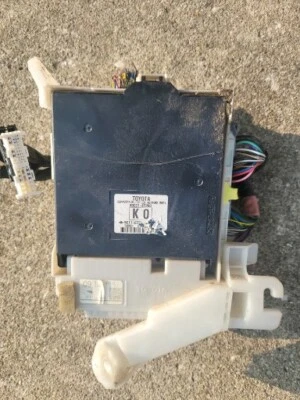 Toyota Prius 2012-2015 bloque de conexiones del lado del conductor caja de relés multiplex OEM Foto 1 de 2