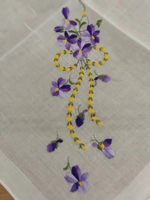 Pañuelo de batista blanco bordado violetas moradas en muy buen estado Foto 1 de 2