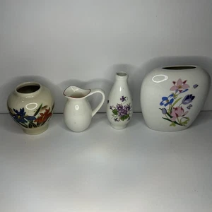 Posten von vier verschiedenen Vintage Miniatur & kleinen Knospen Vasen & Krügen Blumen - Bild 1 von 23