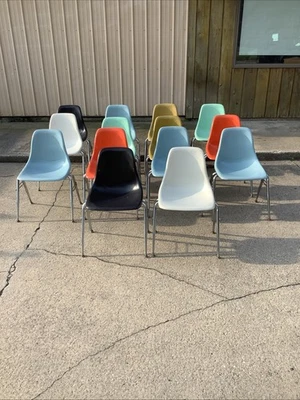 Silla apilable Eames Herman Miller de plástico de colección carcasa de fibra de vidrio MCM Foto 1 de 4