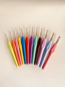 Soft Handle 12 PCS Set Crochet Hooks Needles Knit Yarn Weave Craft Aluminum - Picture 1 of 4