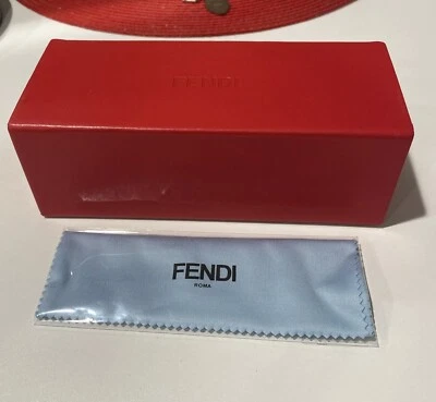 FUNDA GRANDE DE CUERO PARA GAFAS DE SOL FENDI ROJA Y PAÑO DE LIMPIEZA Foto 1 de 3