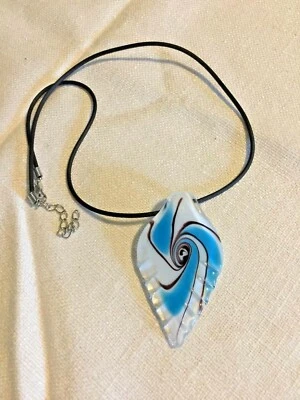 Colar pingente de penas redemoinho preto e branco turquesa vidro cordão de couro 18" - Imagem 1 de 4